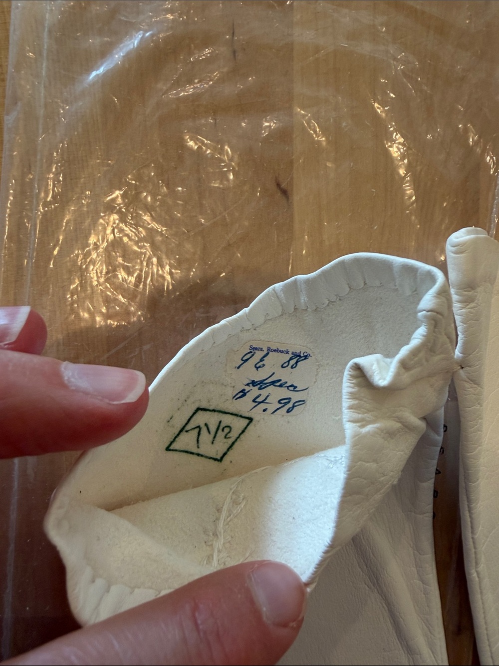 Vintage new in package White Leather Gloves with Embroidered Detail - Picture 6 of 9